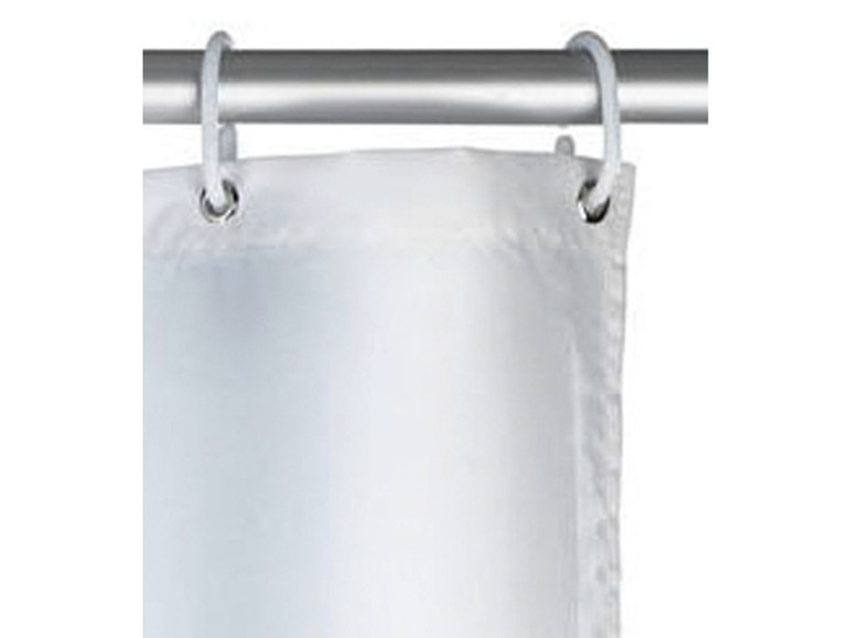 Een witte douchegordijn met ringen, opgehangen aan een douchestang.