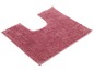 Een roze badmat met een U-vormig gat voor het toilet.