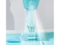 Een blauwe spraymop die water spuit.