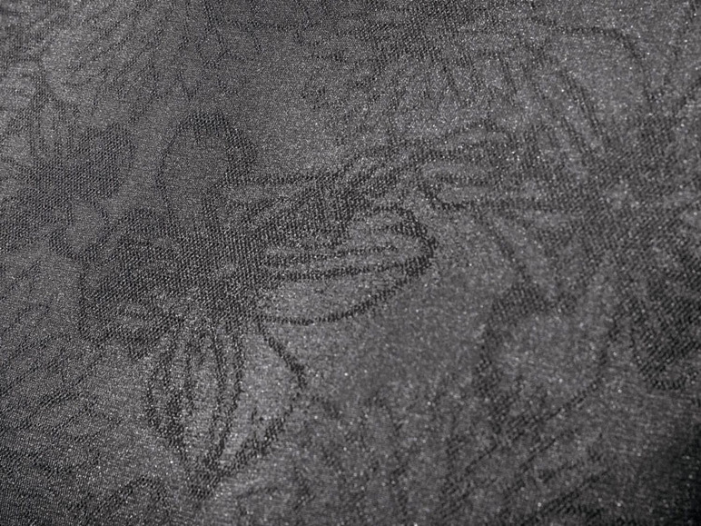 Close-up van een zwarte stof met een subtiel patroon.