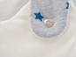 Witte babykleding met blauwe sterren en een hartvormige knoop.
