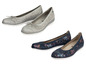 Twee paar ballerina's, één paar grijs met perforaties en één paar donkerblauw met bloemenprint.