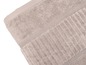 Een beige badhanddoek met een geribbelde structuur.