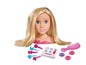 Een pophoofd met lang blond haar, een kam, haaraccessoires en make-up.
