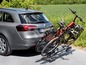 Twee fietsen op een fietsendrager achter een Opel Insignia.
