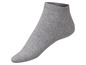 Een grijze sok met een lage schacht.