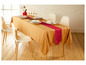 Een gedekte tafel met een gouden tafelkleed, rode tafelkleedloper en witte stoelen.