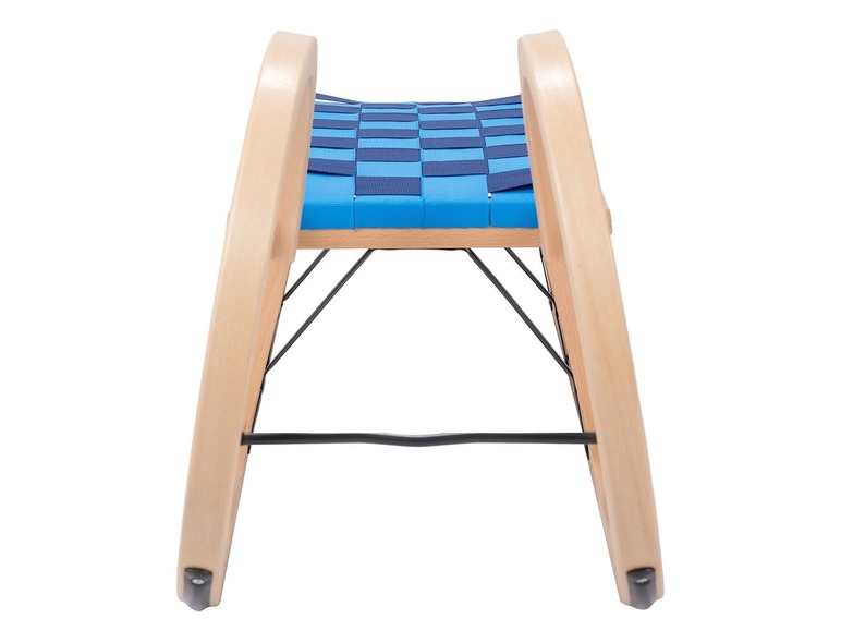 Een houten slee met een blauwe geweven zitting.