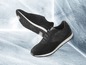 Zwarte sneakers met witte zool.