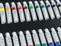 Een set van 12 tubes acrylverf en 12 tubes olieverf van Crelando.