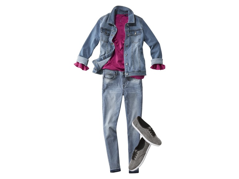 Een denim jack, jeans en glitter sneakers.