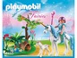 Playmobil-figuur van een fee op een eenhoorn met een klein veulen.