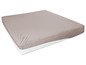 Beige hoeslaken voor een matras.