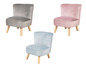 Drie fluwelen fauteuils met houten poten in grijs, roze en blauw.