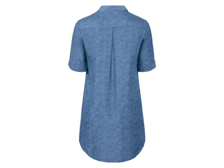 Een blauwe, gebloemde dames blouse met korte mouwen.