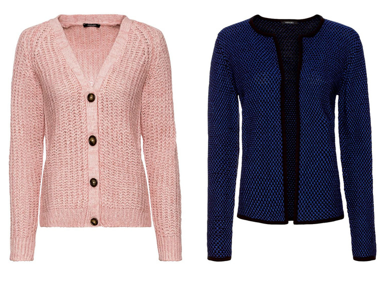 Twee gebreide truien, een roze en een blauwe met een zwarte rand.