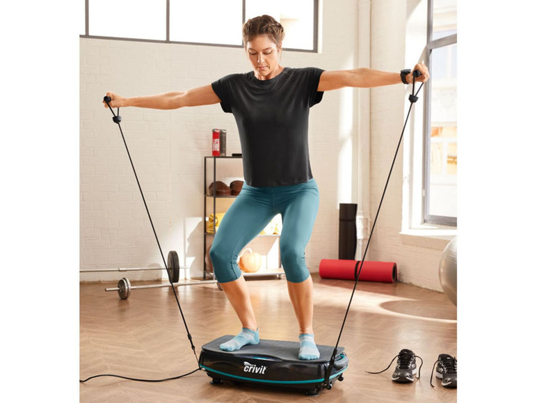 Een vrouw gebruikt een Crivit trilplaat met weerstandsbanden voor een workout.