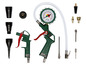 Een Parkside luchtcompressorset met een drukmeter, pistool en diverse accessoires.
