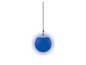 Een blauwe, hangende LED-lamp.