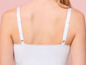 Een witte, racerback top met een delicate kantversiering.