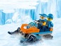 Twee LEGO minifiguren rijden op een sneeuwscooter in een winterse omgeving.