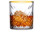 Een glas met whisky en ijs.