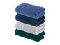 Een stapel badhanddoeken in blauw, grijs en groen