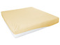 Een beige hoeslaken voor een matras.