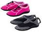 Twee paar waterschoenen, één roze en één met een zwart-wit patroon.