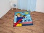 Een blauwe vloerkleed met een afbeelding van Sam de brandweerman en zijn brandweerwagen.