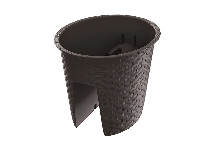 Bruine plastic plantenpot met een gevlochten ontwerp.