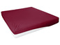 Een bordeauxrode hoeslaken voor een matras.