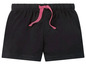 Zwarte shorts met roze touwtjes.