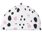 Een witte baby muts met zwarte stippen en roze hartjes.