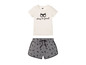 Een wit T-shirt met Batman-motief en grijze shorts met Batman-print