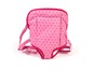Een roze draagzak met witte stippen voor poppen.