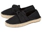 Zwarte espadrilles met strikjes.