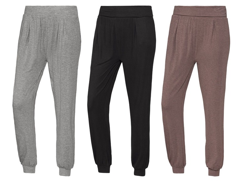 Drie paar joggingbroeken in grijs, zwart en bruin.