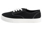 Zwarte canvas sneakers met witte veters.