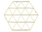 Een gouden, zeshoekige onderzetter met een geometrisch patroon.