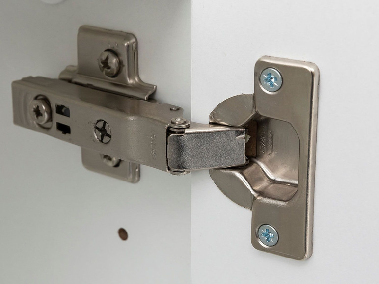 Een zilveren scharnier voor een kastdeur.