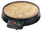 Een crêpe op een zwarte Russell Hobbs crêpemaker.