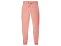 Roze joggingbroek met rode strepen.