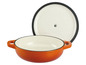 Een oranje gietijzeren braadpan met deksel.