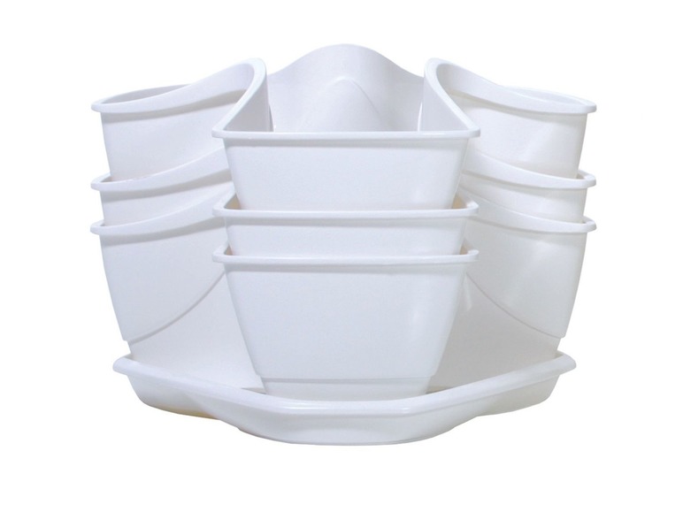 Witte bloempotten met een onderzetter, geschikt voor het kweken van planten.