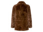 Een bruine faux fur jas.