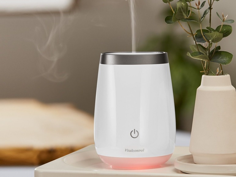 Een witte Vitalcontrol aroma diffuser met stoom.