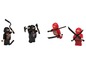 Zwarte en rode Lego ninja figuren met wapens.