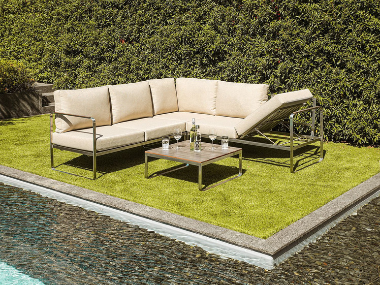 Een moderne buitenhoekbank met een bijzettafel, in een tuin bij een zwembad.