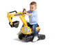 Een kind rijdt op een gele speelgoedgraafmachine.